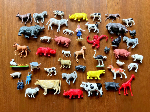 Vintage plastic figures - 46,