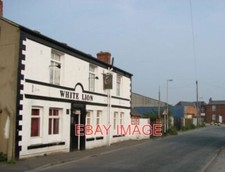 PHOTO  THE WHITE LION PUBLIC HOUSE  POTTERY STREET  CASTLEFORD.  2006