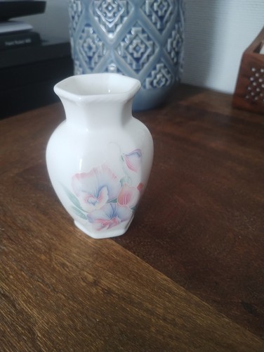 Aynsley little sweetheart vase - little,