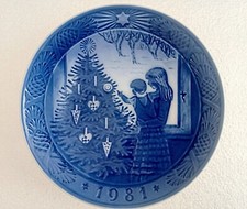 Vintage wall plate 1981 ADMIRING THE CHRISTMAS TREE Royal Copenhagen Collection