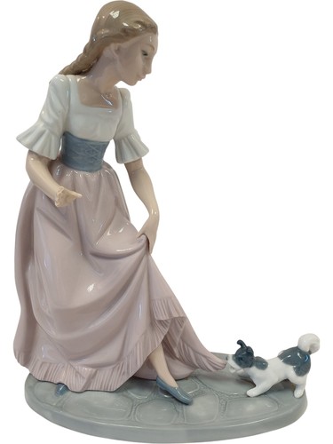 Nao lladro figurine girl - by,