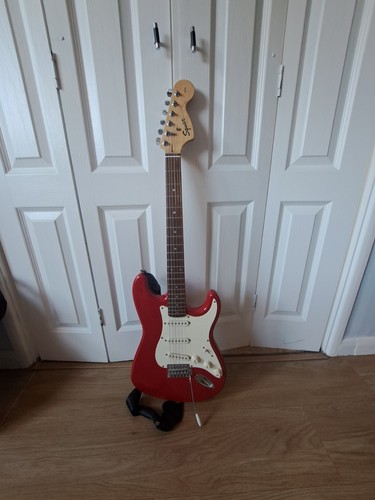 Squier strat fender - by,