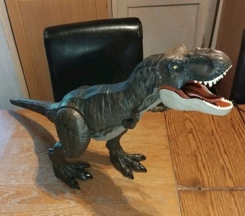Jurassic world giant - world,