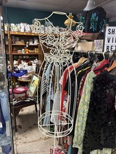 Decorative wire mannequin
