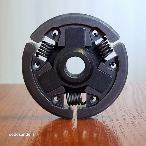 Clutch assembly for chainsaw - for,