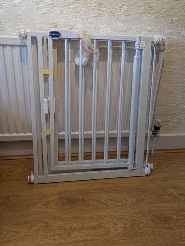 Safetots self closing gate - x,