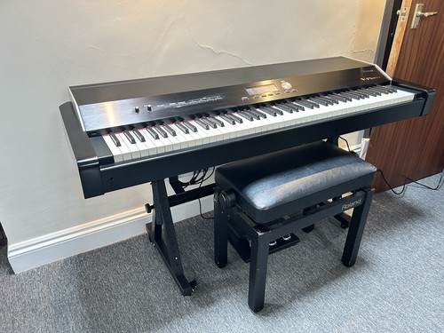 Roland piano - v,