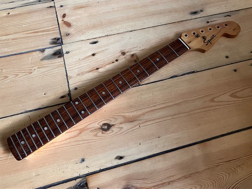 Squier strat fender - by,