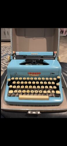 Vintage royal quiet deluxe - vintage,
