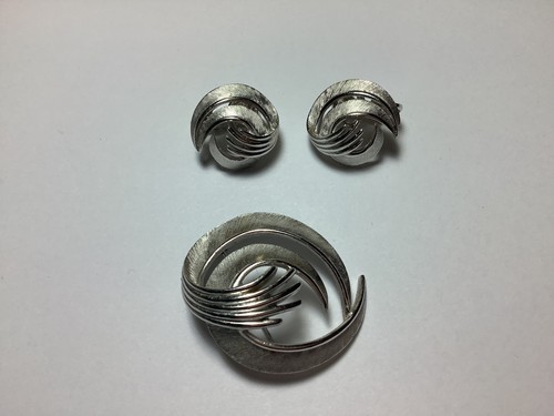Vtg crown trifari - vtg,