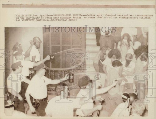 1972 press photo police spray - press,