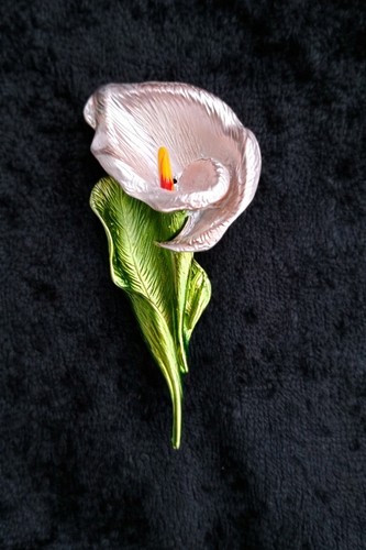 White lily flower brooch - white,