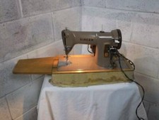 1960's SINGER ELECTRIC TABLE TOP SEWING MACHINE, Model 185K