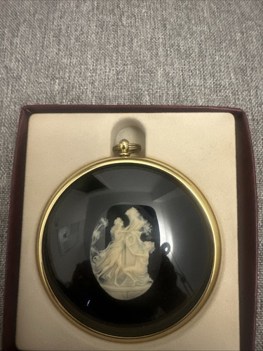 Small cameo dancers - small,