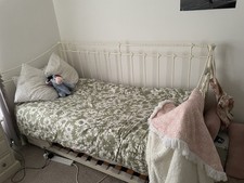 Laura Ashley Day Bed And Trundle