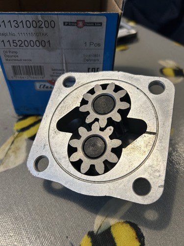 Air cooled oil pump - pump, early