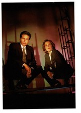 The X-Files TV Show Postcard - Agents Mulder and Scully Infiltration Pose 105-38