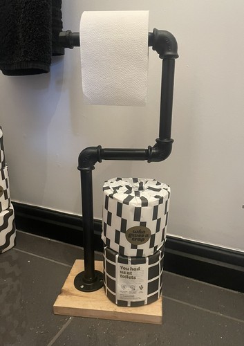 Free standing black chunky - ,