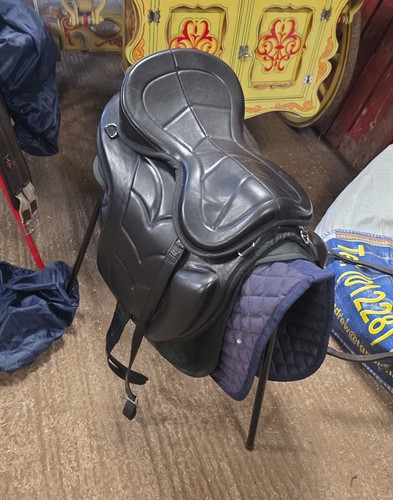 Black leather dressage saddle - black,