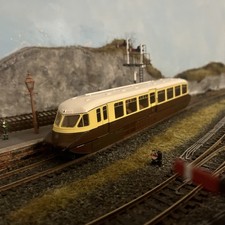 Dapol 4D-011-005S Streamlined Diesel Railcar No. 12 GWR Lined Chocolate & Cream.