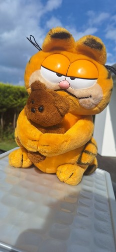 Garfield holding pooky - holding,