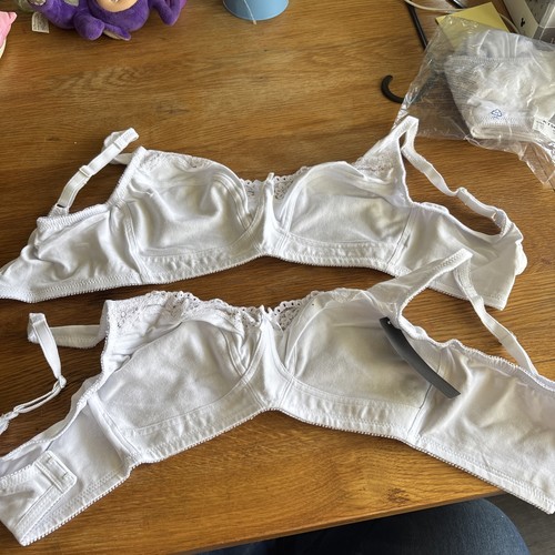 Set two white bras no - of,
