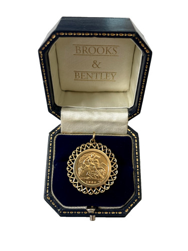 22ct half sovereign coin - half,