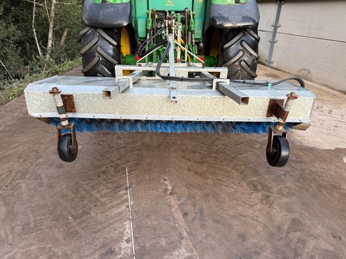 Tractor road sweeper hydraulic