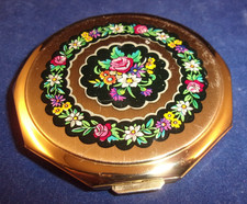 Vintage Gold Metal Tone Stratton England Flower Design Powder Compact Pat 764125