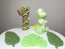 Paste green dinosaur fondant