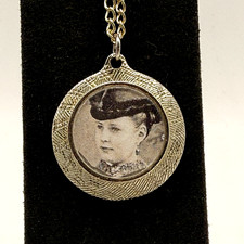 Vintage Photo Locket /  Round