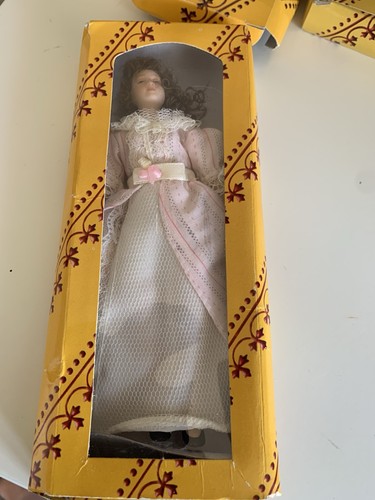Dolls house lady - lady, th