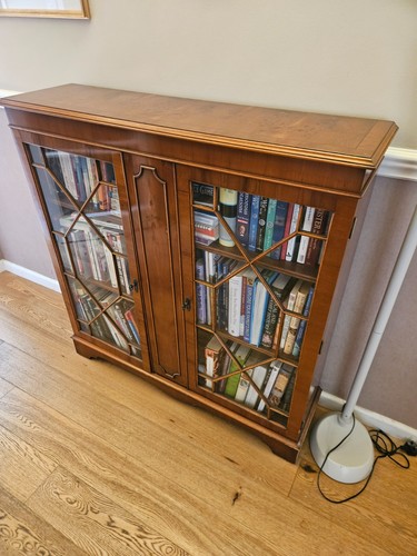 Reproduction mahogony display - reproduction,