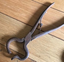 VINTAGE - ANTIQUE VETERINARY EAR TAGGING PLIERS VET EQUIPMENT 10.5” Long  (GB7)