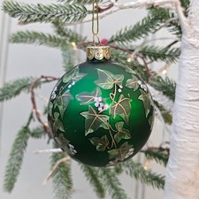 Matt forest green ivy berries