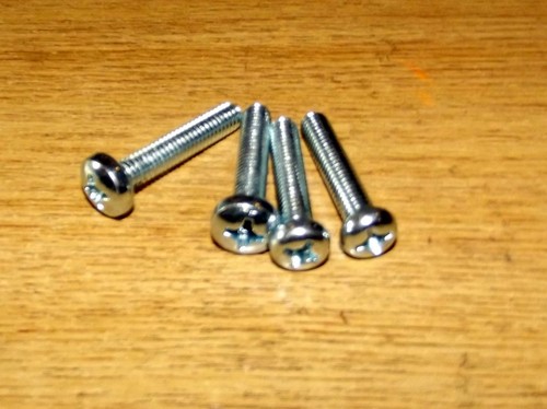 Door mirror mounting screw
