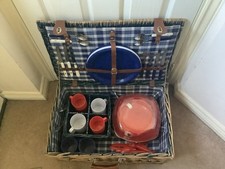 Vintage Wicker Picnic Basket Plus Plates/Cups/Cutlery 39 Piece Hamper Set