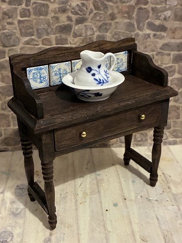 Dolls house scale - 1/12,