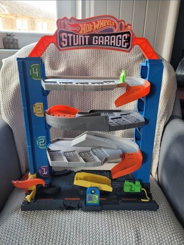 Hot wheels stunt garage