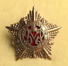 WHITE METAL KC GUARDS MACHINE GUN BATTLION CAP BADGE - D158