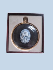 Pete Bates Miniatures. Hibiscus Flower. Cameo .New In Box 7.5cm Diameter