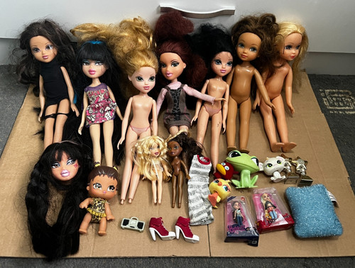 Huge bundle bratz dolls - of,