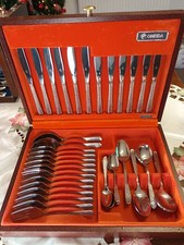 Vintage  Oneida Highland Wood Canteen  Of Cutlery