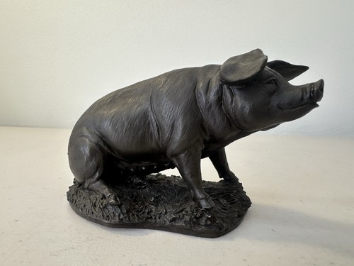 Heredities sitting pig - heredities,