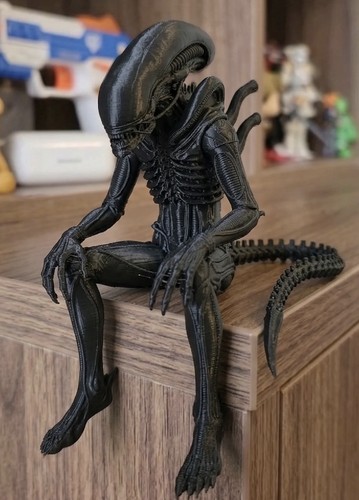Contemplative alien shelf - alien,