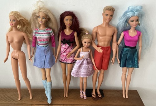 Bundle barbie dolls - of,