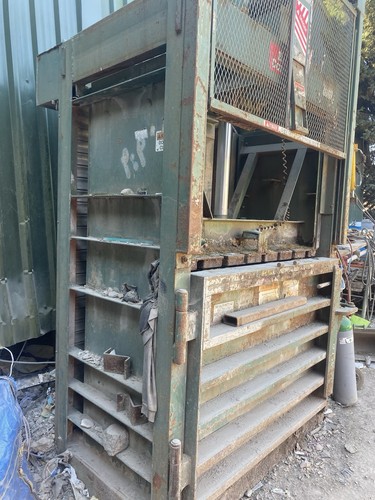 Vertical baler cardboard - vertical,