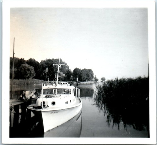 1960s cabin cruiser - cabin,