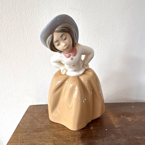 Nao lladró girl figurine - lladró,