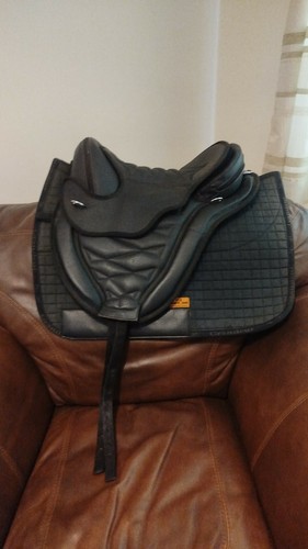 Black treeless saddle - black,